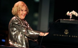 Marian McPartland durante comemoração de seu aniversário de 90 anos em Nova York (19/03/2008) - (Foto: AP) 