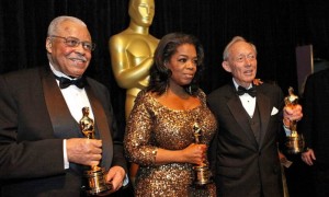 Ao lado de James Earl Jones e Oprah Winfrey, Dick Smith (direita) recebe Oscar de honra em 2012 por sua carreira - (Foto: Al Seib / Los Angeles Times/Divulgação DickSmith.com)