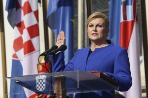 Kolinda Grabar-Kitarovic faz juramento ao tomar posse como presidente da Croácia  (Foto: Lana Slivar Dominic/AP)
