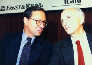 Na foto, Pedro Malan, presidente do Banco Central nos anos de 1993 e 1994 e o economista Rubens Ricupero, ministro da Fazenda em 1994. (Pasta 29.477. - Crédito:AGLIBERTO LIMA/ESTADÃO CONTEÚDO/AE/Codigo imagem:68295)