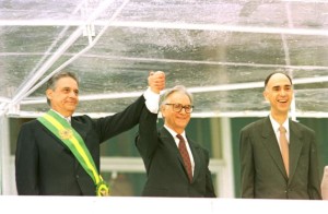 Brasil, Brasília, DF. Posse do Presidente Fernando Henrique Cardoso em 1995, de mão dadas com Itamar Franco e ao lado de Marco Maciel. - (Crédito:SILVIO RIBEIRO/ESTADÃO CONTEÚDO/AE/Codigo imagem:6417)