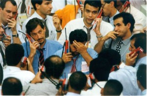 Crise Asiática - Operadores da bolsa de valores de São Paulo tensos durante pregão em 01 de novembro de 1997. (FOTO: JULIA VILELA/AE. 11/1997.)