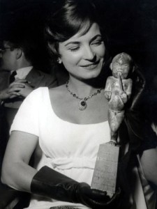 A atriz, cantora e escritora Odete Lara na entrega do Prêmio Saci de 1957 (Foto: Estadão Conteúdo/Arquivo)