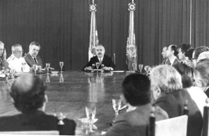 Em Brasília, o presidente da República José Sarney convoca o seus ministros para reunião e lança o Plano Cruzado