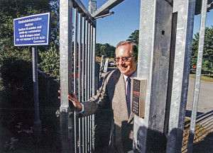 O espião sueco Stig Bergling, ao deixar a prisão em liberdade condiconal em 1997 (Foto Anders Wiklund - 16 julho de 1997/Associated Press) 