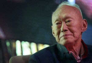 Lee Kuan Yew em foto de 20 de março de 2013 (Foto: AP/Wong Maye-E)