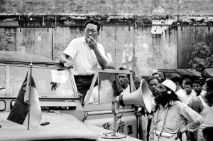 Em foto de julho de 1964, Lee Kuan Yew discursa para o povo de Cingapura (Foto: AP Photo/File)