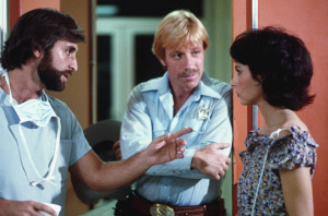 Raiva Silenciosa (1982) Um xerife tenta impedir a matança de um assassino maníaco que tem a poder de auto curar-se após anos de experiências médicas.