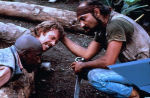 Caminho de Fogo (1986) Um par de aventureiros tenta recuperar um tesouro antigo, mas vão ter concorrência.