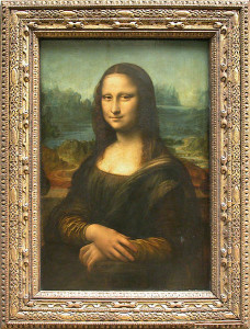 Mona Lisa - com a moldura em que é exposta no Museu do Louvre, Paris, França