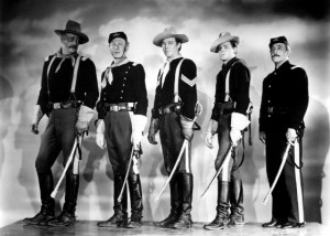1949 - Harry Carey Jr. é o segundo à esquerda, depois de John Wayne, em foto de divulgação no set de "Legião Invencível", de John Ford (Foto: Reprodução) 