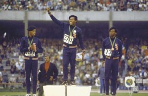 Larry James (centro) recebendo sua medalha de ouro no México