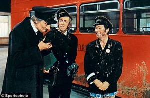 Varney com nos ônibus co-estrelas Stephen Lewis, esquerdo, que jogaram Inspector Blake e Rob Grant, que jogou Jack Harper