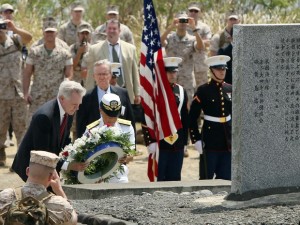 Americanos e japoneses participam da cerimônia em Iwo Jima, em homenagem aos 70 anos da batalha (Foto: Japan Pool / AFP Photo)