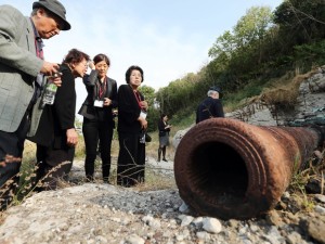 Familiares de mortos na Batalha de Iwojima celebram data neste sábado (21) (Foto: Japan Pool / AFP Photo)
