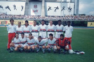 Sissi (segunda agachada, da esq. para a dir.) marcou época no São Paulo nos anos 90 (Reprodução/Facebook)
