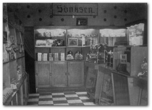 Na loja Sönksen doces eram expostos em vitrines decoradas e  bombonieres/ Reprodução