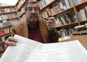 Escritor Günter Grass mostra poema em que acusa o estado hebreu de ameaçar a paz mundial (Foto: Marcus Brandt/AFP)