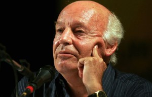 Escritor e ativista uruguaio Eduardo Galeano durante debate em Porto Alegre (RS), em 2005. (Foto: Agliberto Lima/Estadão Conteúdo/Arquivo)