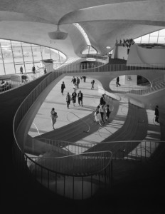 Em imagens que ressaltam geometria e transparência, o americano Ezra Stoller consolidou na memória dos EUA edifícios emblemáticos do século XX