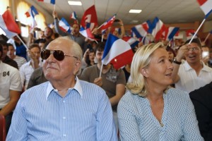 Marine Le Pen e seu pai, Jean-Marie Le Pen, em foto de setembro de 2014 (Foto: Valery Hache/AFP)