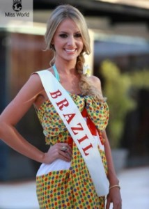 Em 2013, na Indonésia, as candidatas tiveram que desfilar de canga; a brasileira Sancler Frantz (foto) venceu a prova de biquíni (Reprodução/Facebook/Miss World)