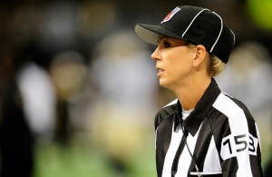 Sarah Thomas é á 1ª árbitra da NFL (Foto: Stacy Revere / Getty Images)