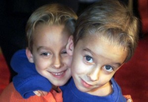 Sawyer Sweeten e o irmão gêmeo Sullivan na época em que atuavam na série (Foto: Reuters) 