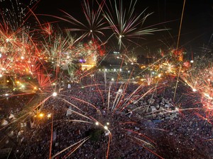 3/7 - Egípcios comemoram com fogos de artifício a derrubada de Morsi na praça Tahrir (Foto: Amr Nabil/AP)