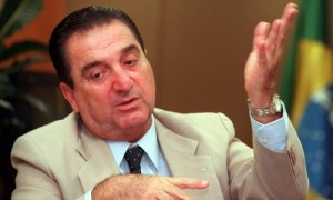 O então ministro das Minas e Energia Rodolpho Tourinho - (Foto: O Globo/8-10-2001)