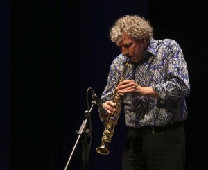 Saxofonista Bob Belden, especialista na obra de Milles Davis. (Foto: Vahid Salemi/AP)