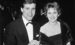 Ronnie Carroll com sua primeira esposa, Millicent Martin.