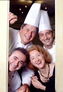 A crítica gastronômica Danusia Barbara entre os chefs Danio Braga, Pierre Landry e Francesco Carli, em 1999 (Foto: Divulgação)