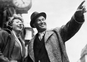 A cantora Henriette Ragon, a Patachou, e seu amigo, o cantor Maurice Chevalier, em foto de 1951. 