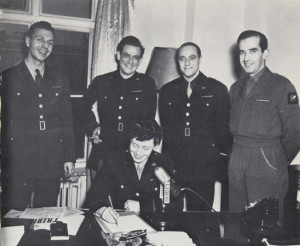 No escritório de guerra CBS em Londres, a partir da esquerda:. Richard C. Hottelet, Charles Shaw, Larry LeSueur, Edward R. Murrow, e sentado, Janet Murrow Crédito CBS