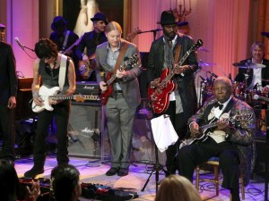 Troy ‘Trombone de Shorty’, Andrews, Jeff Beck, Derek Trucks, Gary Clark Jr. e BB King durante apresentação na Casa Branca. (Foto: Arquivo / Chris Kleponis / Reuters)