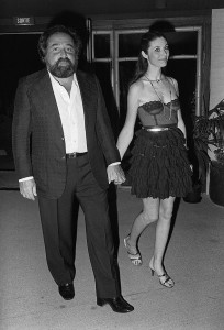 O cantor Richard Anthony com sua mulher, Sabine, em Monte Carlo, em 1982. (Foto: Ralph Gatti/AFP) 