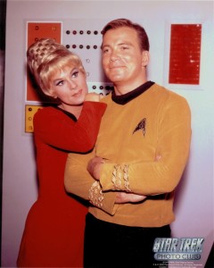 Grace Lee Whitney como Yeoman Janice Rand poses with William Shatner as Captain James T.Kirk.