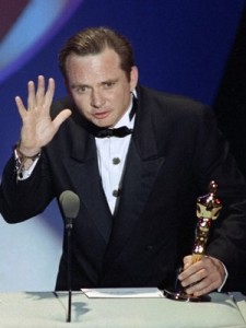 Michael Blake ao receber o Oscar dde melhor roteiro por 'Dança com lobos', em 1991 (Foto: AP Photo/Reed Saxon, File)