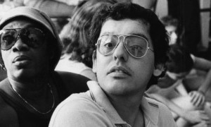 O jornalista, escritor e compositor Fernando Brant, com o parceiro Milton Nascimento ao lado, em 1980 - Agência O Globo