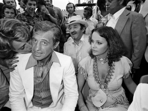 A atriz italiana Laura Antonelli (à direita) ao lado do ator francês Jean-Paul Belmondo em foto de 1976 (Foto: AFP PHOTO)
