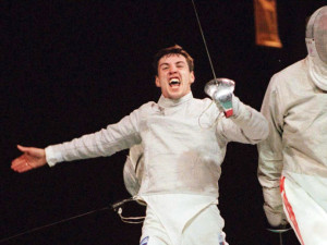 Sergei Sharikov comemora vitória na Olimpiada de 1996, nos EUA (IOPP/ Menahem Kahana/AFP)