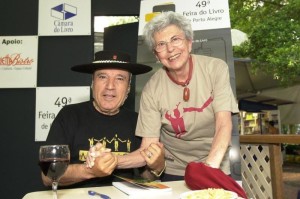 Nico Fagundes autografando na 49ª Feira do Livro de Porto Alegre, ao lado de Eva Sopher. (Foto: Júlio Cordeiro/Agencia RBS)