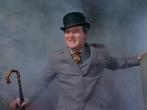 Patrick Macnee interpretou John Steed na série 'Os vingadores', dos anos 1960 (Foto: Divulgação)