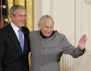 O presidente dos EUA, George W. Bush, e o pintor Andrew Wyeth. (Foto: REUTERS/Larry Downing)