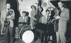 Tommy Whittle, direito, tocando sax tenor em seu quinteto no clube Marquee, Wardour Street, Londres, em 1958, ao lado de Eddie Thompson no piano e Harry Klein no sax barítono. (Fotografia: Eric Jelly / Peter Vacher)