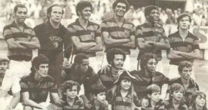 Ex-goleiro do Leão (de preto) honrou a camisa rubro-negra na década de 70