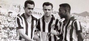 Zito (à esquerda) com Pelé no Santos da década de 60: bicampeão mundial (Foto: arquivo)