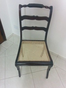 A cadeira Patente "uma das mais famosas da época" é feita de madeira torneada e assento de palhinha