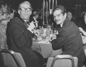Os atores Peter O'Toole (esq.) e Omar Sharif, durante jantar após a pré-estreia de 'Lawrence da Arábia' em Hollywood, nos EUA, em dezembro de 1962 (AP/Arquivo)